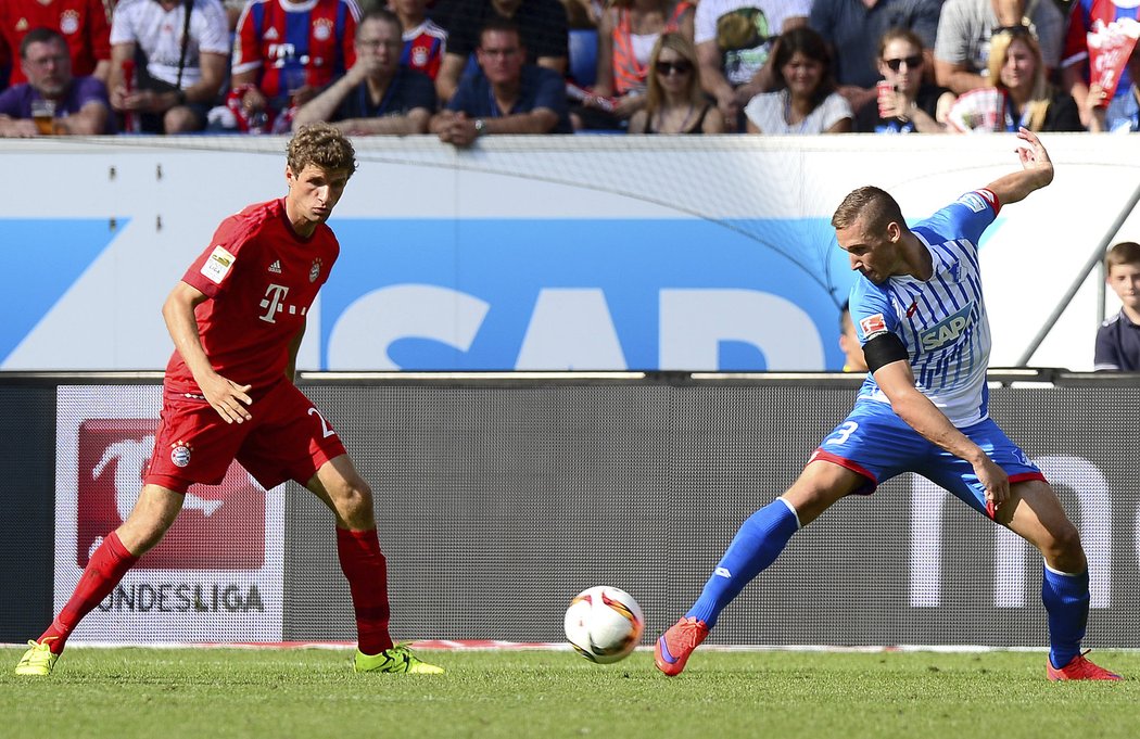 Pavel Kadeřábek v souboji s Thomasem Müllerem