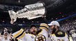 Tim Thomas a Patrice Bergeron slaví zisk Stanley Cupu