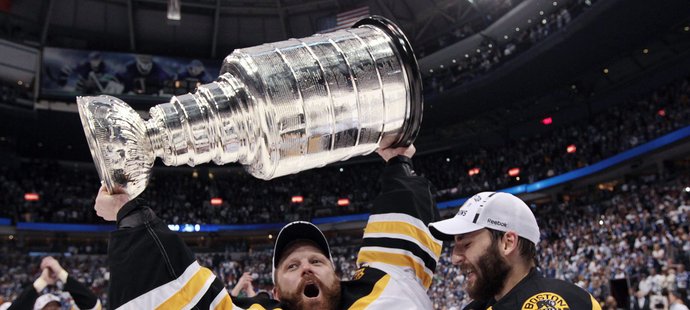 Tim Thomas a Patrice Bergeron slaví zisk Stanley Cupu