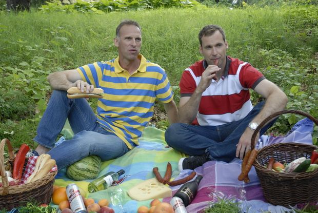 Sportovní hvězdy Dominik Hašek a Petr Čech při focení kalendáře Sportovní hvězdy Dominik Hašek a Petr Čech při focení kalendáře