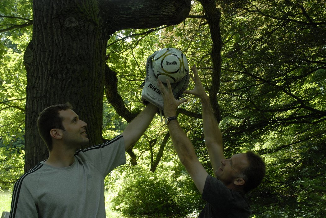 Sportovní hvězdy Dominik Hašek a Petr Čech při focení kalendáře