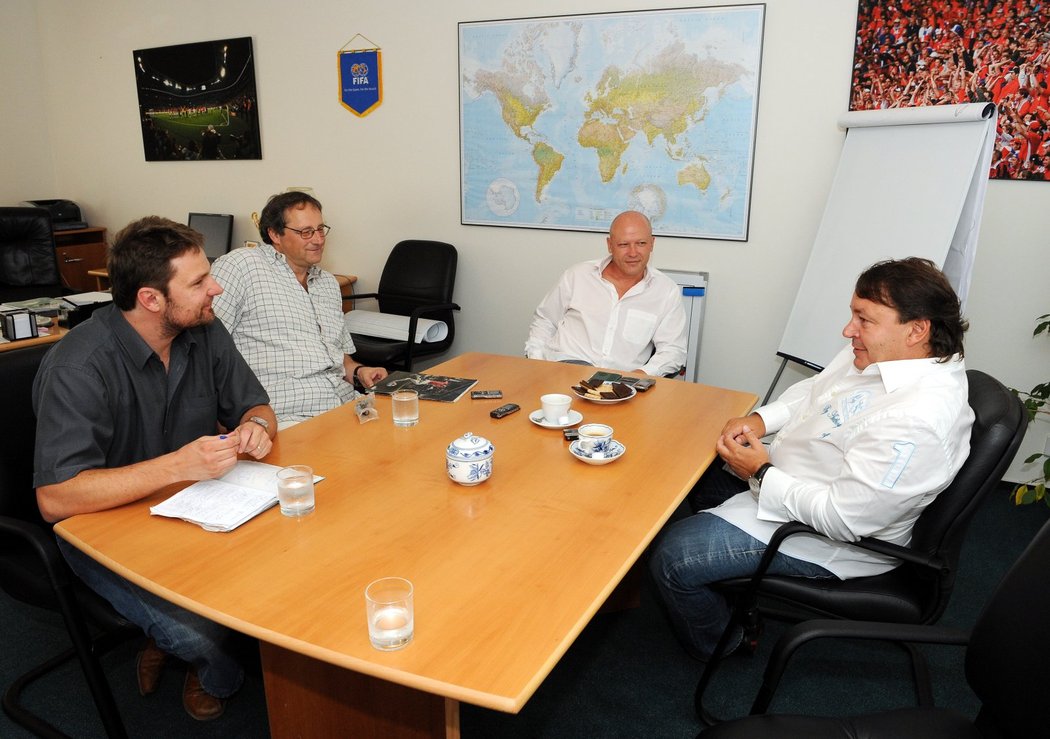 Redaktoři deníku Sport u jednoho stolu s dvěma předsedy. Vpravo Tomáš Král z hokejového svazu, po jeho pravé ruce Ivan Hašek z ČMFS