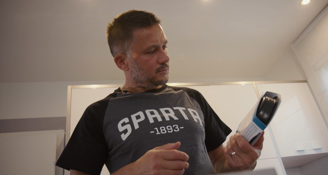 Miroslav Baranek si prohlíží jídlo z balíčku Victor