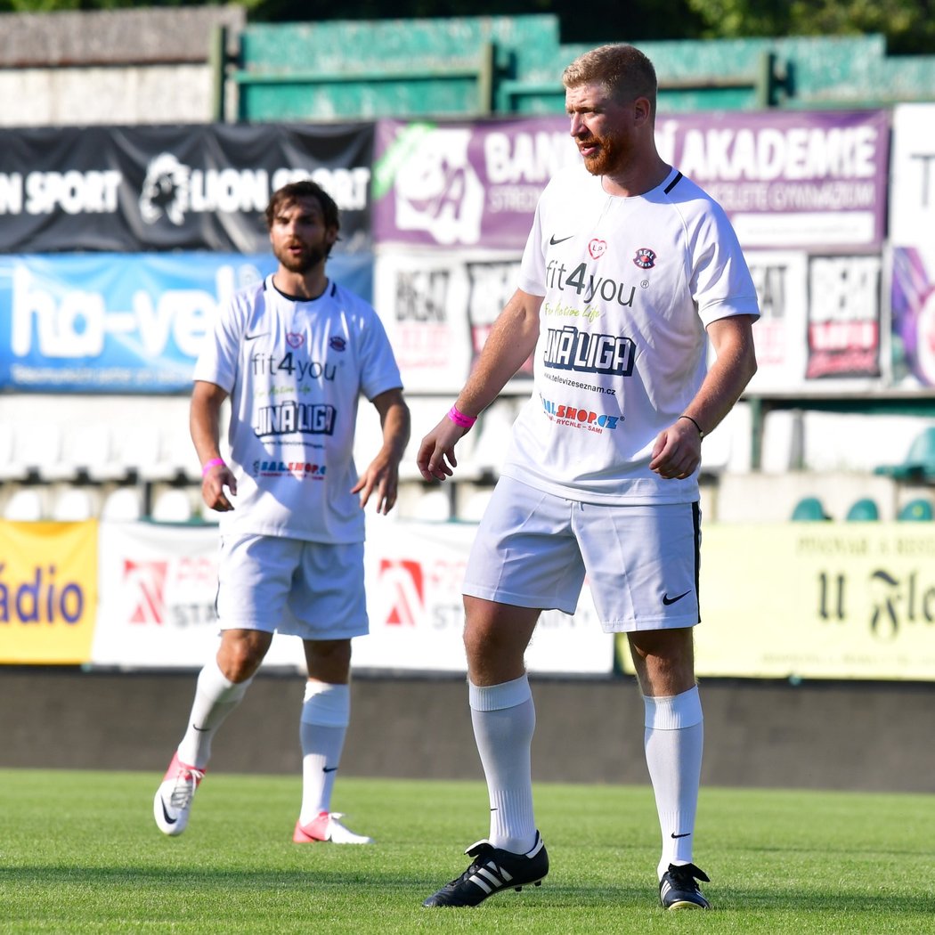 Čeští hokejisté Michael Frolík (vlevo) a Jakub Voráček si společně zahráli fotbal na Memorialu Lukáše Přibyla