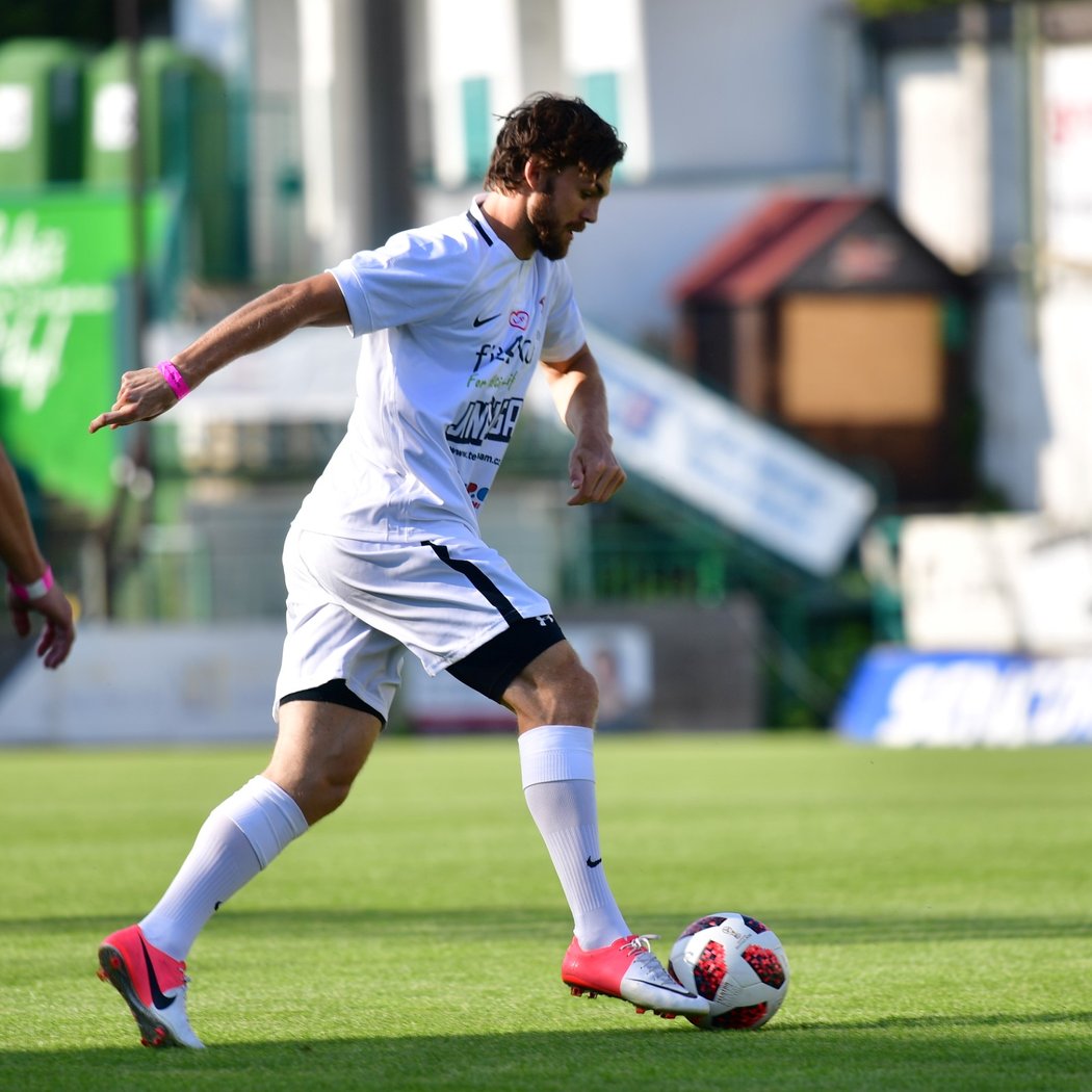 Hokejový reprezentant Michael Frolík si zahrál fotbal na Memorialu Lukáše Přibyla