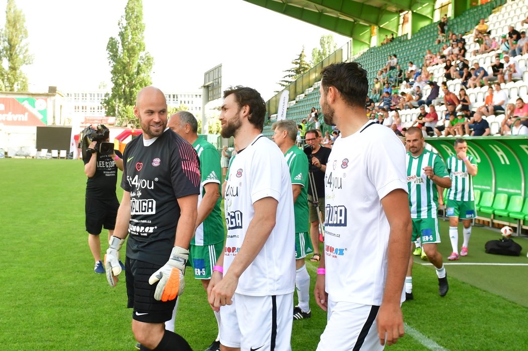 Čeští hokejisté Radek Smoleňák (vlevo) a Michael Frolík se baví na Memorialu Lukáše Přibyla