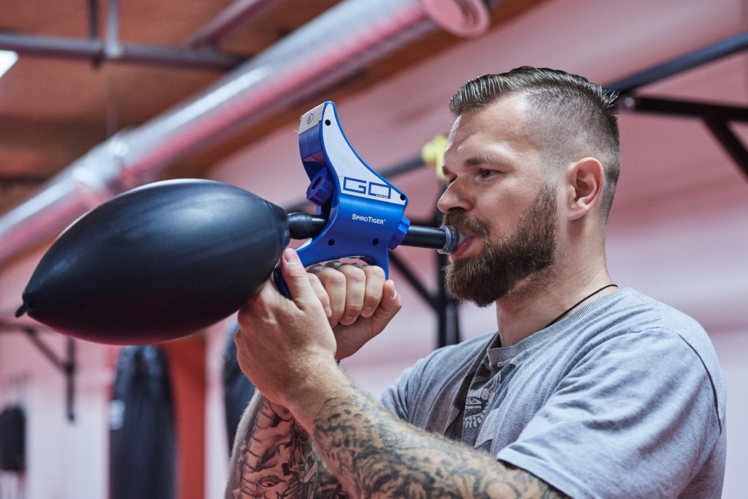 Michal Břetenář ukazuje, jak pracuje s dechovým trenažérem. Jeden takový si díky němu pořídil i Patrik Schick