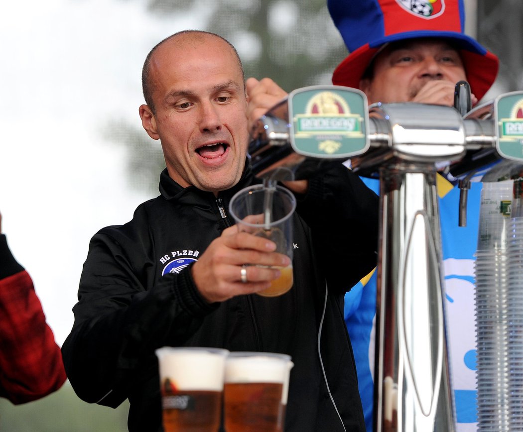 Lídr plzeňských hokejistů Martin Straka čepoval na mistrovských oslavách pivo