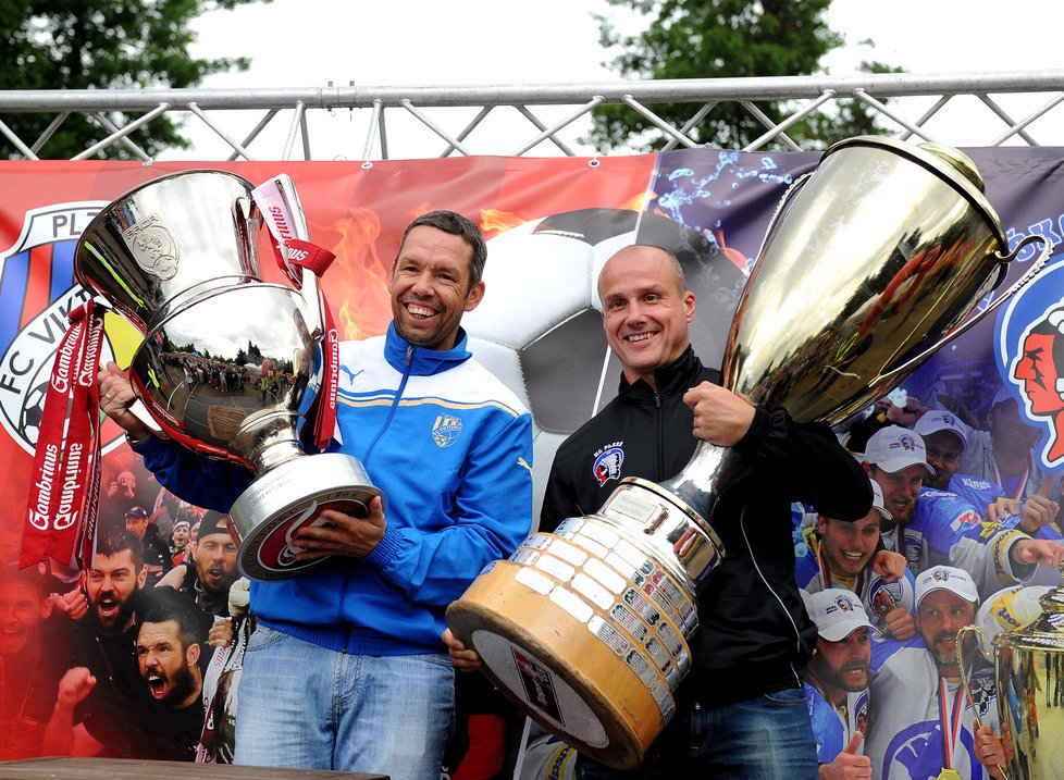 Lídři plzeňských šampionů fotbalista Pavel Horváth a hokejista Martin Straka čepovali na mistrovských oslavách pivo. Fanoušky potěšili i mistrovskými poháry