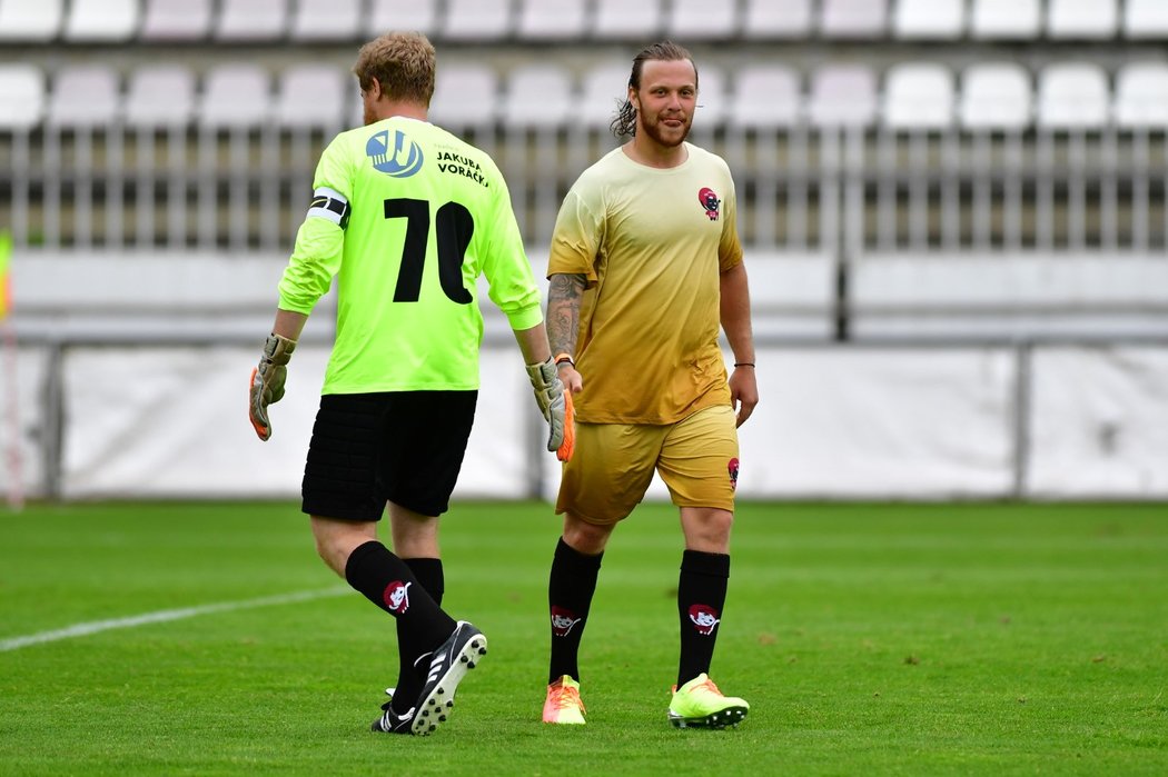 Jakub Voráček v brankářském dresu si plácl s Davidem Pastrňákem