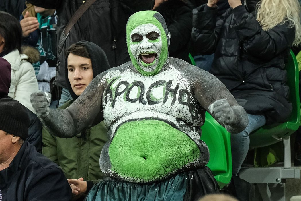 Kamerunec ZOMO, který žije v Krasnodaru, se stal neoficiálním maskotem tamního fotbalového klubu
