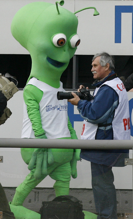 Během zápasů Saturnu Ramenskoje se okolo hřiště procházel i obrovitý mimozemšťan, což byl maskot tamního autobazaru a klubového sponzora