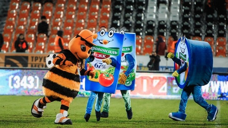 Maskot fotbalistů FC Ural &#34;Čmelák&#34; tancuje během přestávky s jinými maskoty v kostýmech majonézy