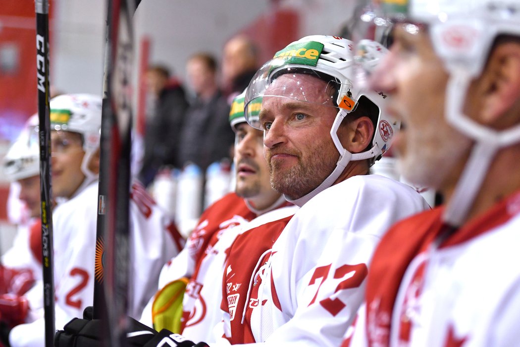 2018. Vladimír Šmicer jako hokejista při Posledním derby Pavla Kolaříka.