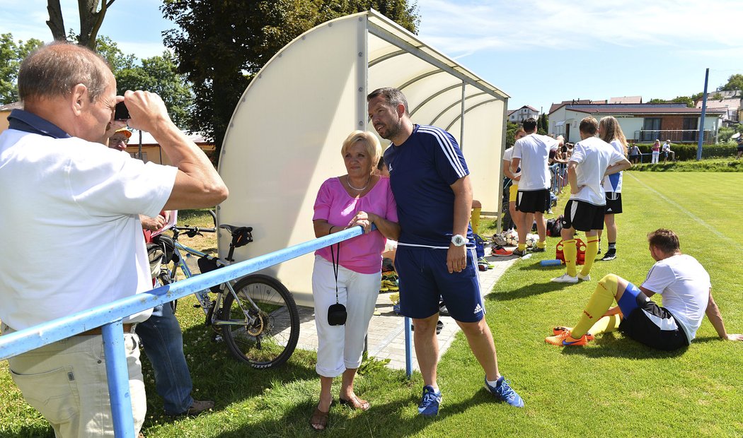 Pavel Horváth je středem pozornosti i jako trenér Domažlic, s fanoušky se ochotně fotil, aby měli něco na památku