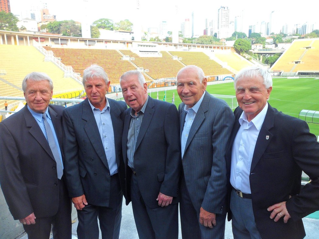 Vicemistři světa 1962 na stadionu Municipal v Sao Paolu: zleva Josef Jelínek, Václav Mašek, Josef Masopust, Jiří Tichý a Jozef Štibrányi 