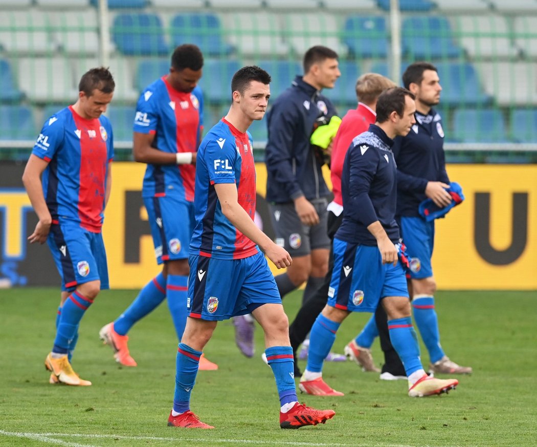 Zklamaní fotbalisté Plzně poté, co prohráli s Hradcem Králové