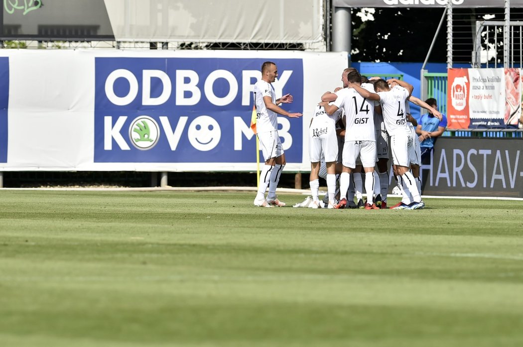 Fotbalisté Hradce Králové oslavují vstřelenou branku do sítě Bohemians