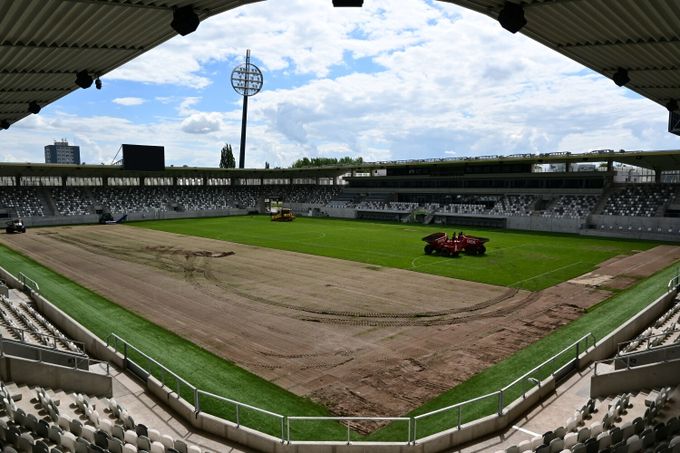 Finálový a evropský stadion bude mít novou trávu. V Hradci příští sezonu vyběhnou na hybridu Finálový a evropský stadion bude mít novou trávu. V Hradci příští sezonu vyběhnou na hybridu