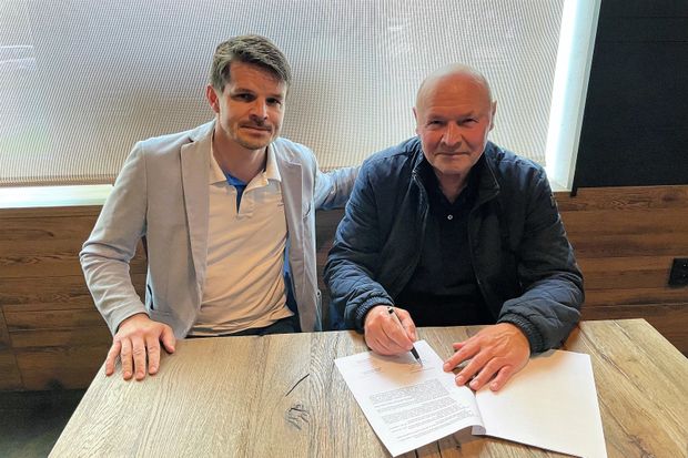 Miroslav Koubek (vpravo) povede v nejvyšší soutěži fotbalisty Hradce Králové Miroslav Koubek (vpravo) povede v nejvyšší soutěži fotbalisty Hradce Králové