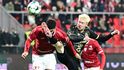 Tom Slončík bojuje v utkání proti Pardubicím