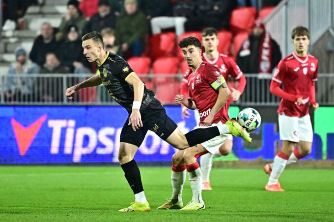 ONLINE: Pardubice - Hradec 0:0. Východočeské derby, Noslin v šanci hlavičkoval nad ONLINE: Pardubice - Hradec 0:0. Východočeské derby, Noslin v šanci hlavičkoval nad