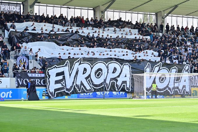SESTŘIH: Hradec - Slavia 3:1. Euforie na východě Čech! Votroci jsou v pohárech SESTŘIH: Hradec - Slavia 3:1. Euforie na východě Čech! Votroci jsou v pohárech
