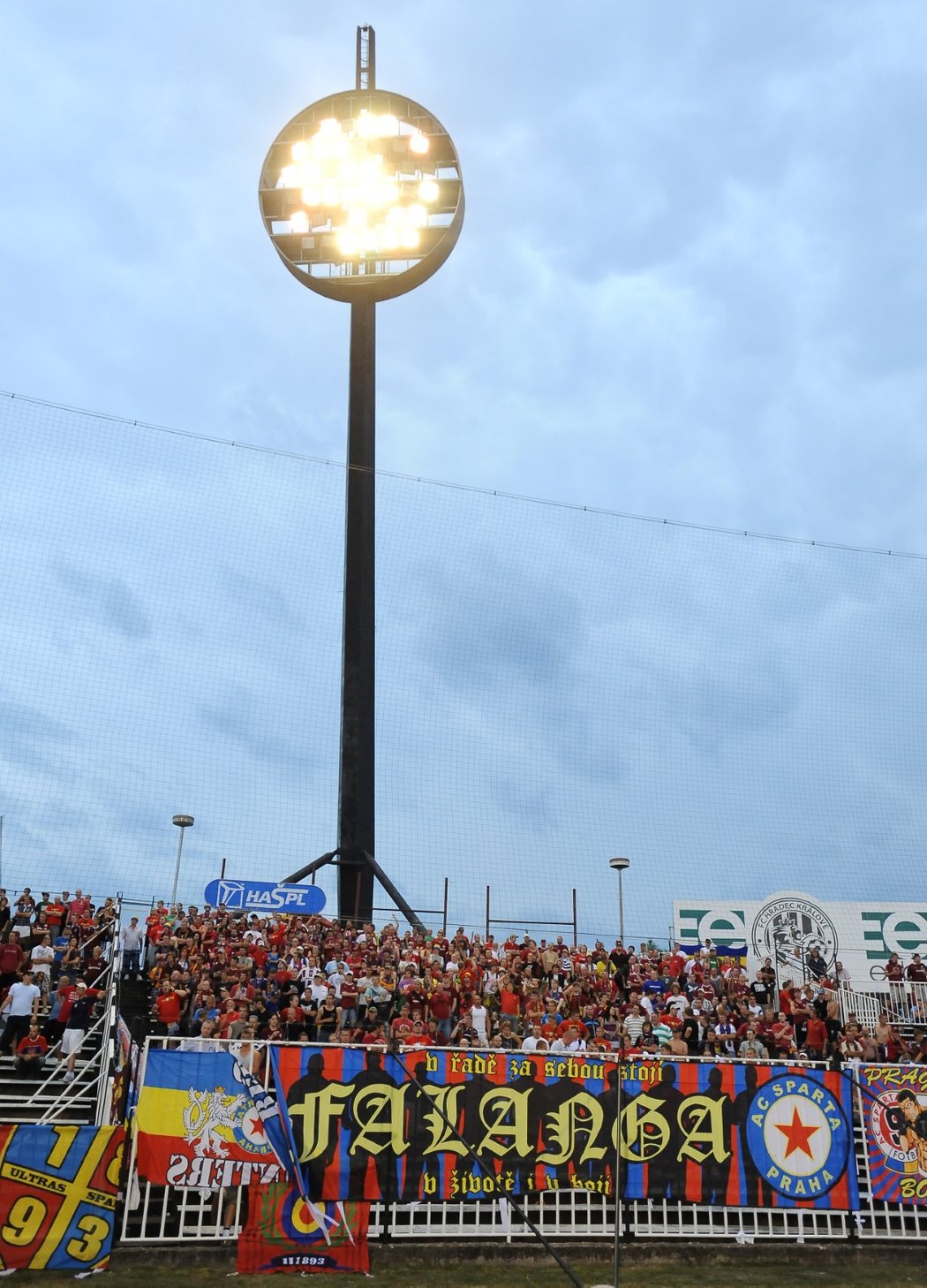 Fanoušci Sparty pod lízátky na starém stadionu Hradce v roce 2010