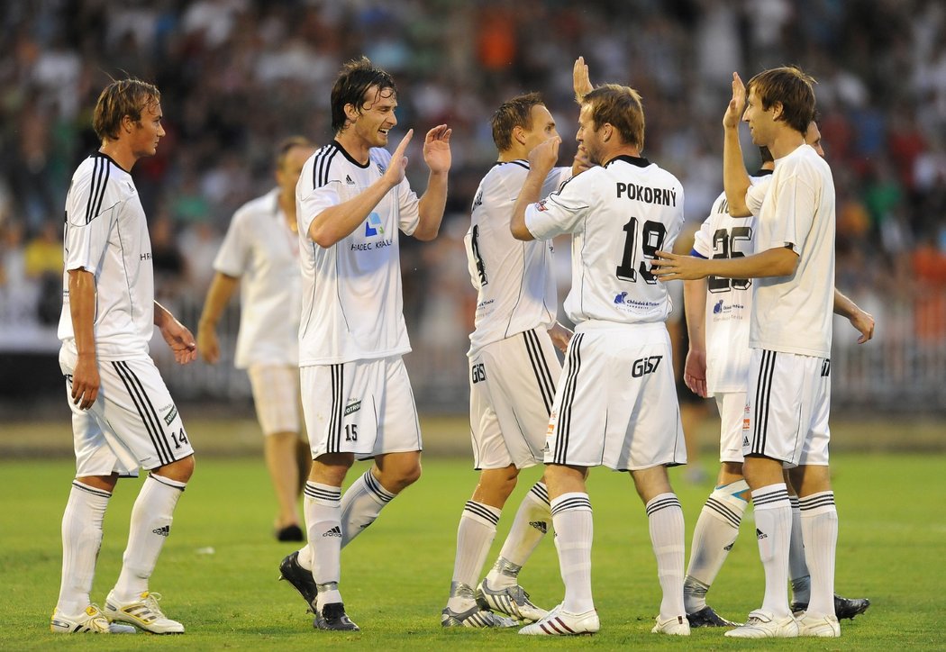Fotbalisté Hradce se radují z šokujícího vítězství proti Spartě v prvním ligovém kole v sezoně 2010/2011
