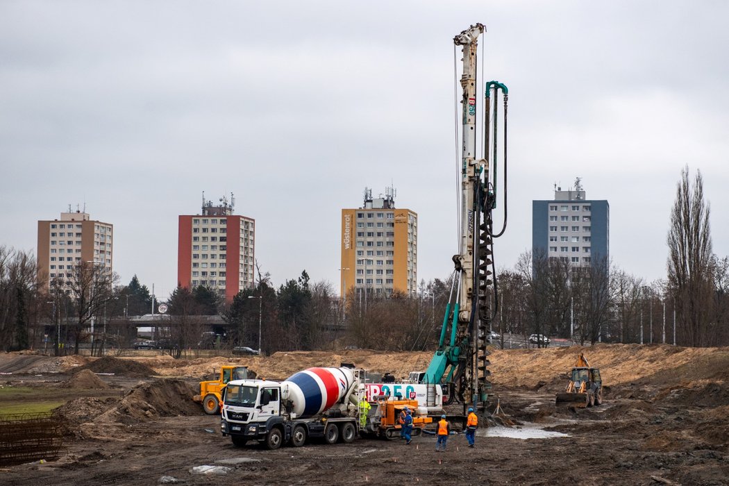 Stavbaři dokončují demolice Všesportovního stadionu v Hradci Králové a na jeho místě chystají stavbu nového fotbalového stadionu.