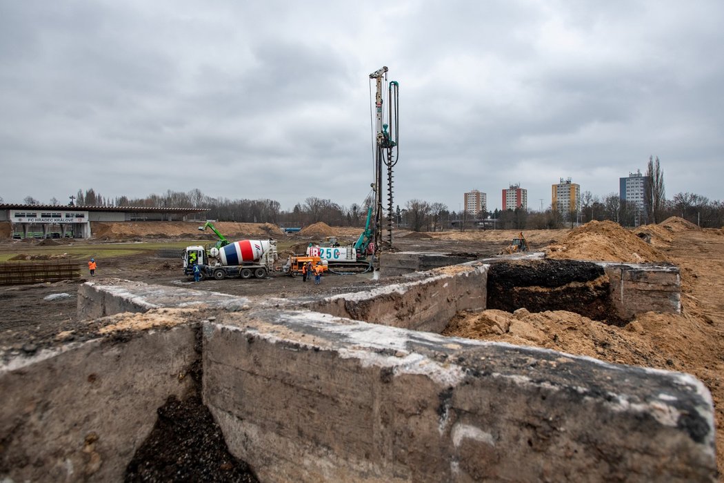 Stavbaři dokončují demolice Všesportovního stadionu v Hradci Králové a na jeho místě chystají stavbu nového fotbalového stadionu.