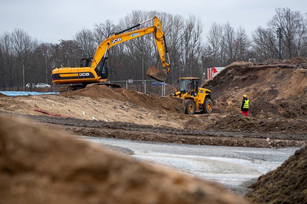 Stavbaři dokončují demolice Všesportovního stadionu v Hradci Králové a na jeho místě chystají stavbu nového fotbalového stadionu.