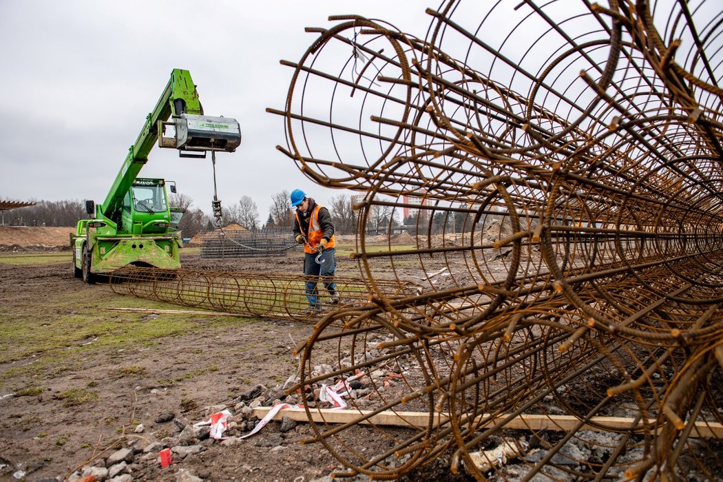 Stavbaři dokončují demolice Všesportovního stadionu v Hradci Králové a na jeho místě chystají stavbu nového fotbalového stadionu.