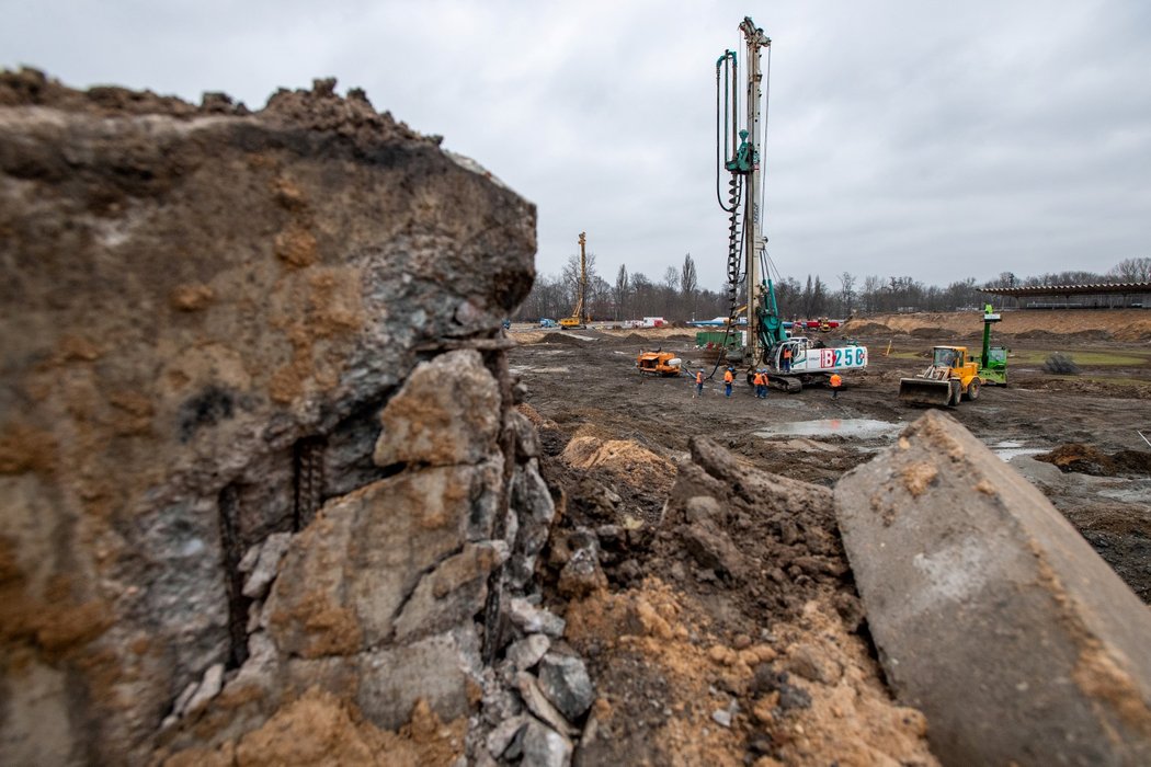 Stavbaři dokončují demolice Všesportovního stadionu v Hradci Králové a na jeho místě chystají stavbu nového fotbalového stadionu.