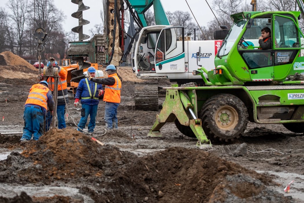 Stavbaři dokončují demolice Všesportovního stadionu v Hradci Králové a na jeho místě chystají stavbu nového fotbalového stadionu.