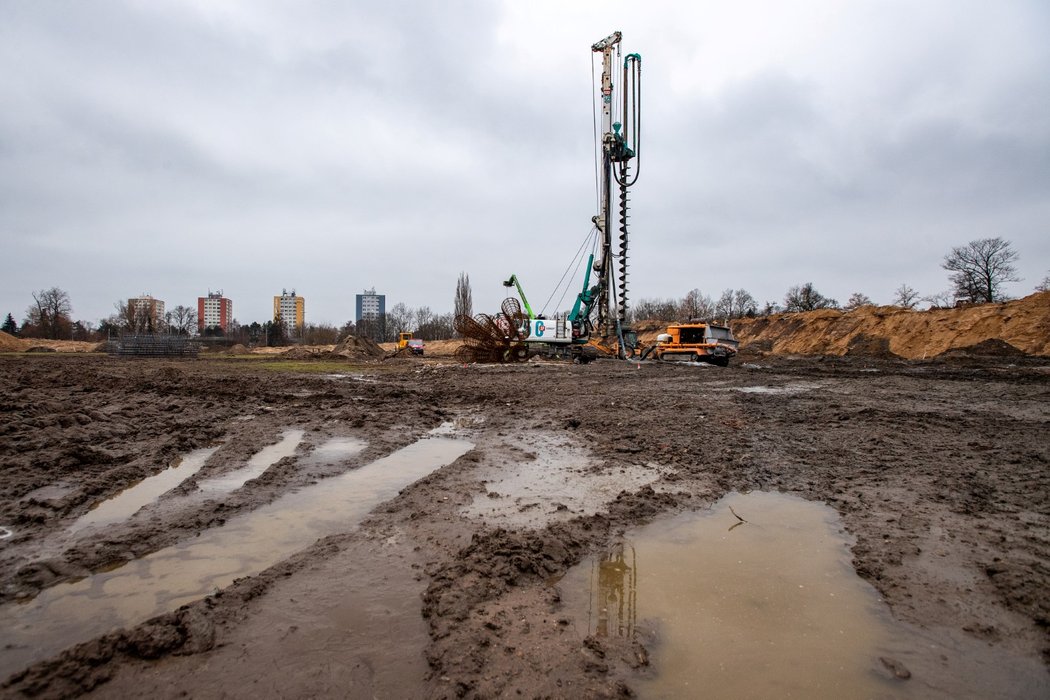 Stavbaři dokončují demolice Všesportovního stadionu v Hradci Králové a na jeho místě chystají stavbu nového fotbalového stadionu.