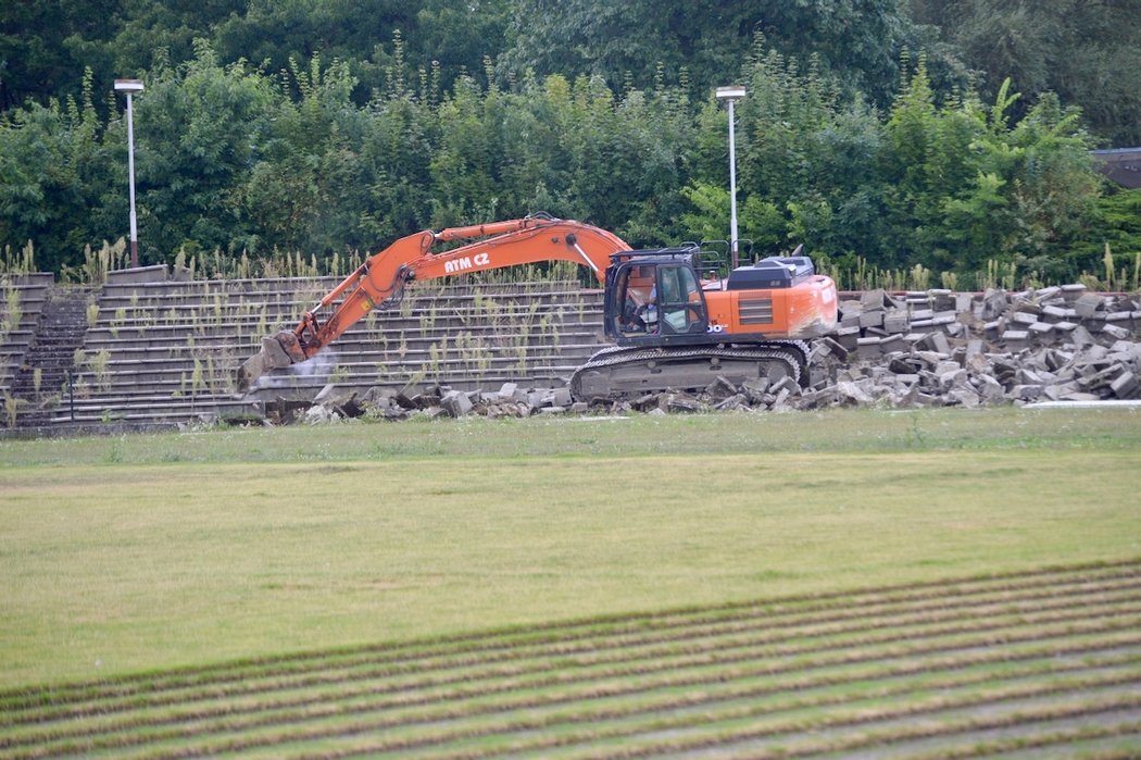 Demolice královéhradeckého fotbalového stadionu