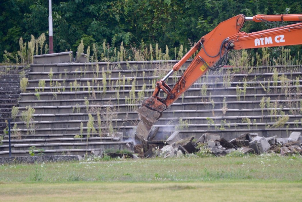 Demolice královéhradeckého fotbalového stadionu