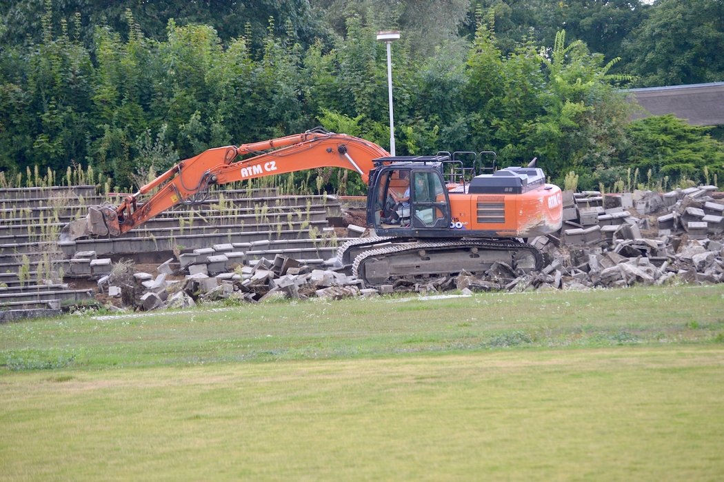 Demolice královéhradeckého fotbalového stadionu