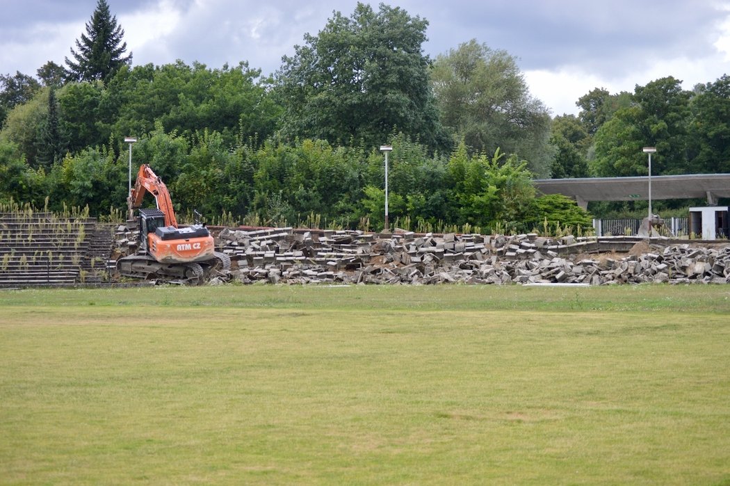 Demolice královéhradeckého fotbalového stadionu