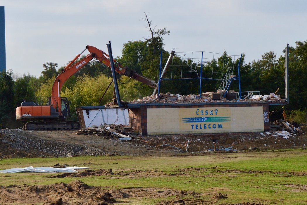 Demolice královéhradeckého fotbalového stadionu