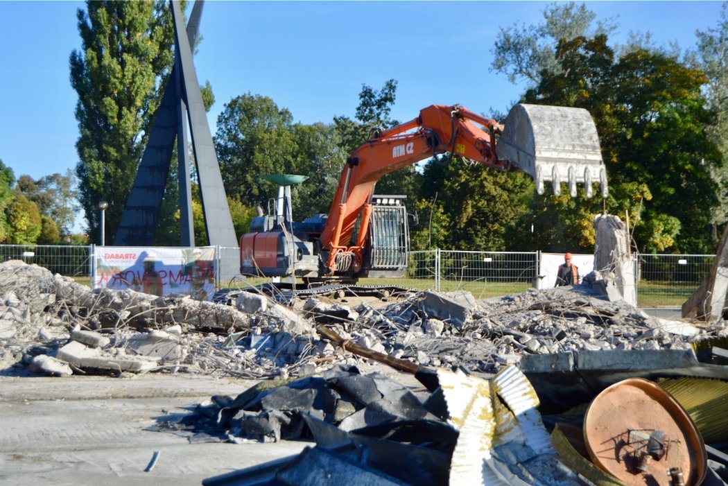 Demolice královéhradeckého fotbalového stadionu