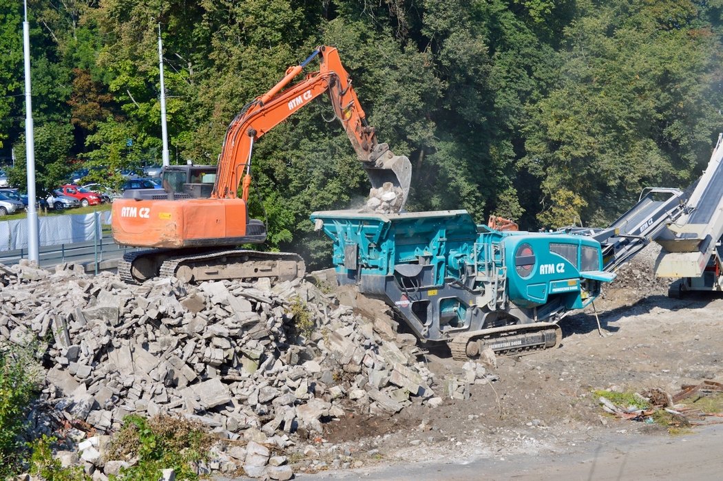 Demolice královéhradeckého fotbalového stadionu