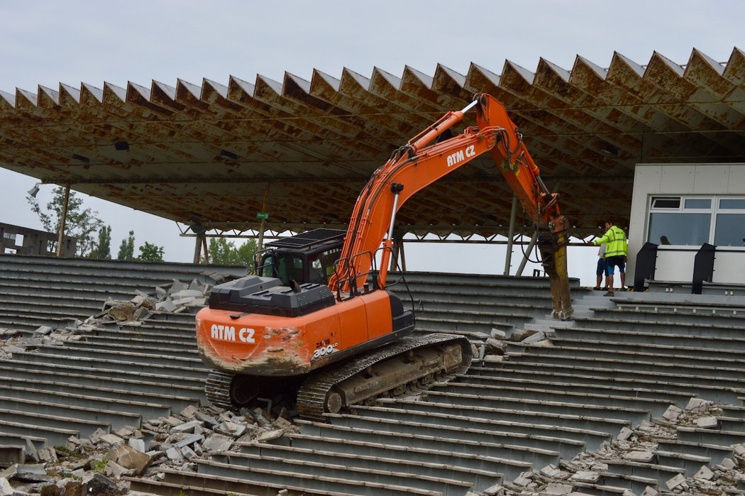 Demolice královéhradeckého fotbalového stadionu