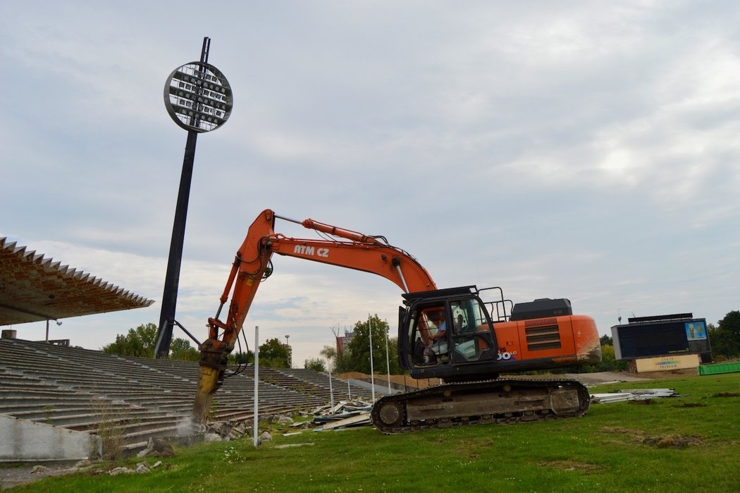 Demolice královéhradeckého fotbalového stadionu