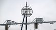 Montáž prvního světelného stožáru v podobě lízátka na budovaném fotbalovém stadionu v Hradci Králové