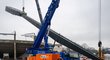 Montáž prvního světelného stožáru v podobě lízátka na budovaném fotbalovém stadionu v Hradci Králové
