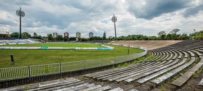 Pohled na fotbalový stadion v Hradci Králové