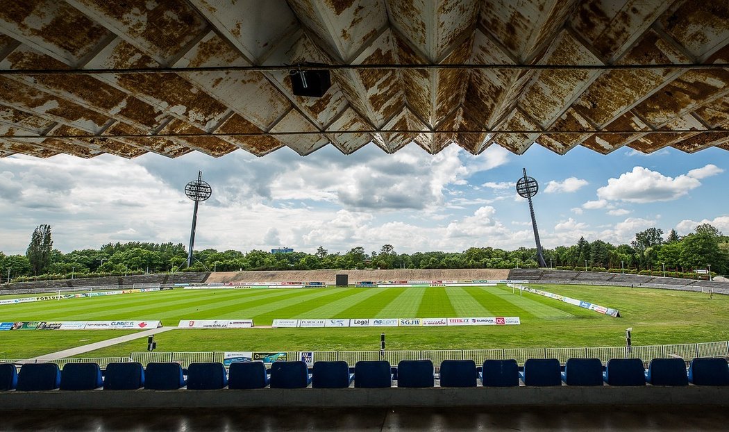 Pohled na fotbalový stadion v Hradci Králové