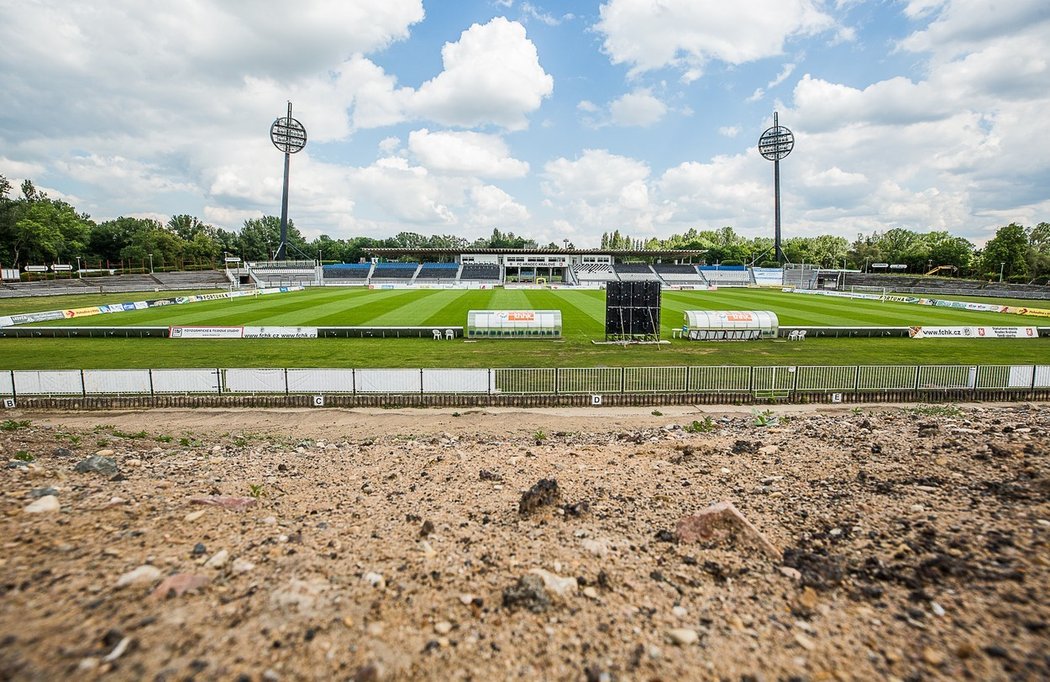 Většina Hradeckého stadionu šla k zemi v roce 2017, nový se ale doposud stavět nezačal